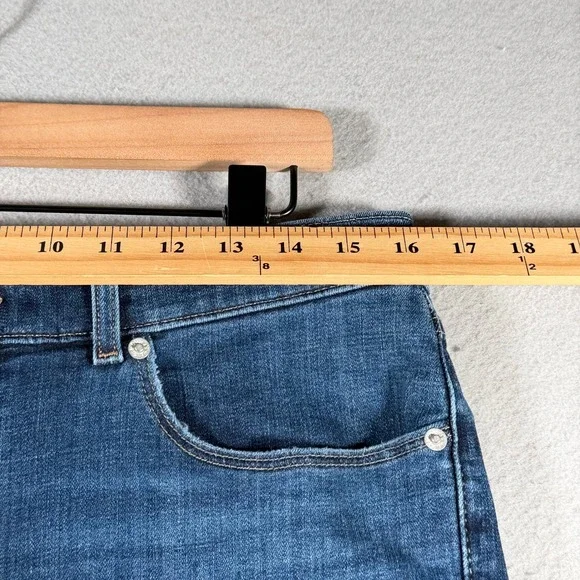 Levi Strauss & Co Womens Classic Bermuda Shorts Blue Denim Size 30 Medium Wash - Picture 3 of 15